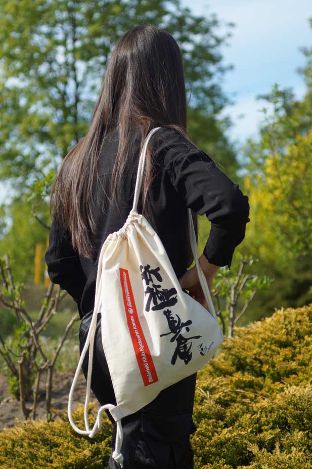 Jak plecaki reklamowe przenoszą marki na wyższy poziom? Poznaj siłę "ruchomych billboardów" 6 DSC06593 1