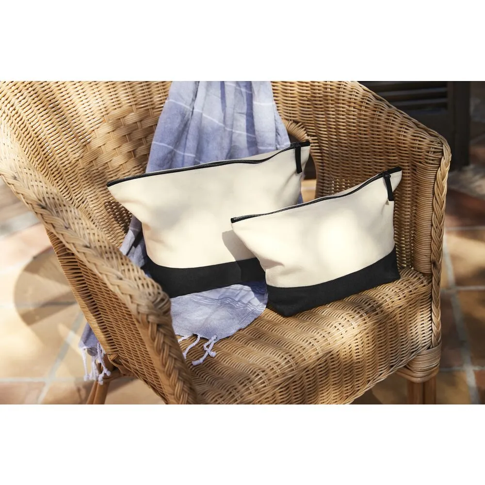 Kosmetyczki z Własnym Nadrukiem: Dlaczego to Idealny Gadżet Reklamowy dla Twojej Firmy? 1 Plocienna Eko Kosmetyczka lub Torba Na Akcesoria z Grubej Bawelny W544 NaturalBlack Lifestyle 1