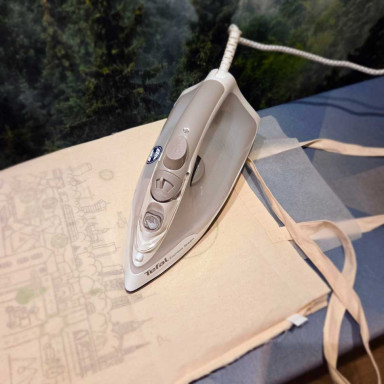 Jak prasować torbę z nadrukiem, żeby jej nie zniszczyć? Kompletny poradnik 2 torba prasowanie lewa